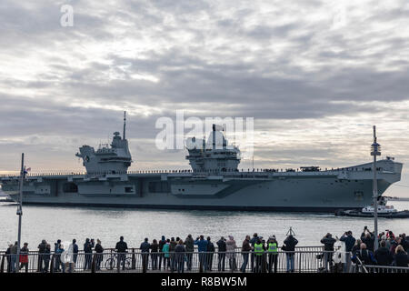 HMS Queen Elisabeth Portsmouth Foto de stock