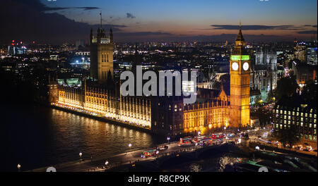 Hermosa vista desde la cima de la noria (London Eye) con el río Támesis y la ciudad iluminada de Londres, Reino Unido.