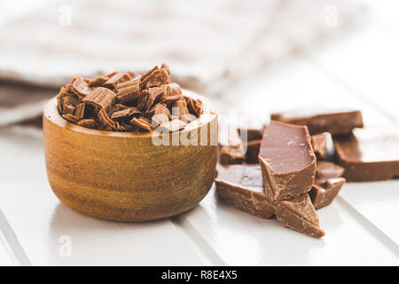 Dark Chocolate triturado en un tazón. Foto de stock