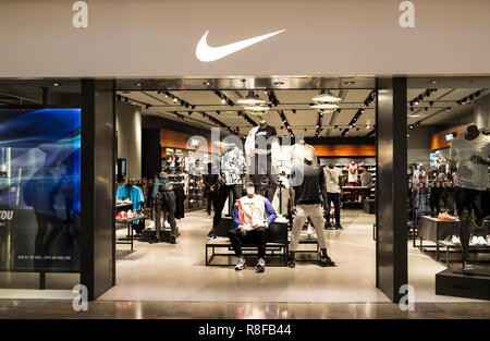 Cabecear tenedor Caballo Hong Kong, 7 de abril de 2019: zapatos Nike en la tienda Fotografía de  stock - Alamy