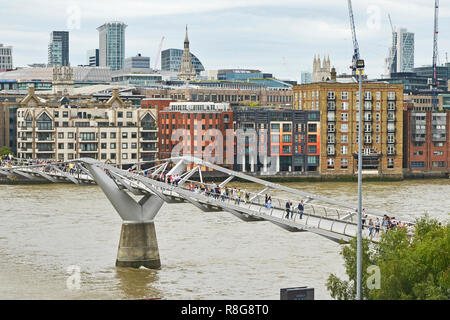 El Puente del Milenio, Thames Embankment, Londres. De agosto de 2018. El Puente del Milenio un puente colgante sobre el río Támesis con el horizonte de la ciudad