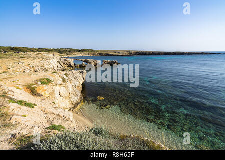 Playa de Cala Rotonda en Favignana con la sorprendente piedra llamada "Arco di Ulisse" (Arco de Ulysses), Aegadian Islands, Sicilia, Italia Foto de stock