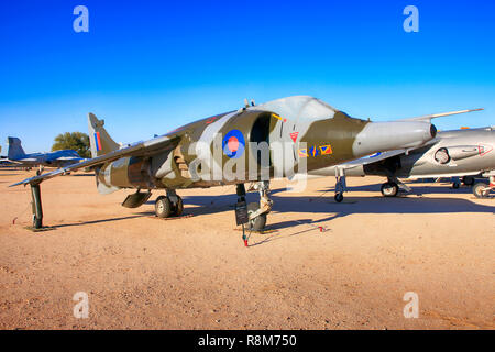 RAF Hawker Siddeley Harrier GR3 VSTOL avión de combate en la pantalla en el Pima Air & Space Museum de Tucson, AZ