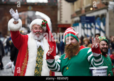 Chester, Reino Unido. El 16 de diciembre de 2018. Papá Noel y dos elfos entretener a los compradores de Navidad en el centro de la ciudad. Crédito: Andrew Paterson/Alamy Live News Foto de stock