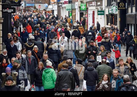 Chester, Reino Unido. El 16 de diciembre de 2018. Multitudes de compradores de Navidad caminar a lo largo de Northgate Street en el centro de la ciudad. Crédito: Andrew Paterson/Alamy Live News Foto de stock