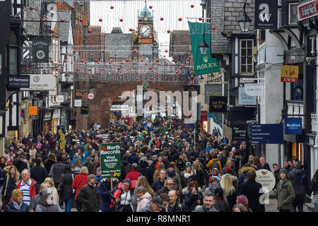 Chester, Reino Unido. El 16 de diciembre de 2018. Los compradores de Navidad navegar las multitudes en Eastgate Street en el centro de la ciudad. Crédito: Andrew Paterson/Alamy Live News Foto de stock