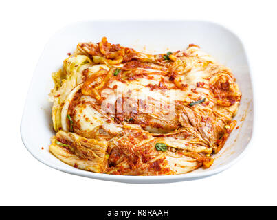 - Cocina coreana Kimchi aperitivo (repollo napa Spice) en blanco recipiente aislado sobre fondo blanco. Foto de stock