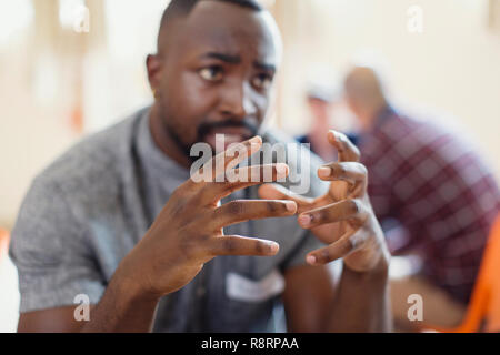 Hombre hablando, gesticulando con las manos