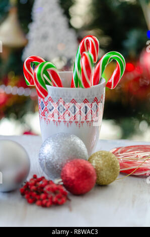 Caramelos de bastón de caramelo en una taza. Navidad y Año Nuevo fondo. Copie el espacio. Foto de stock