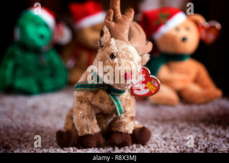 La nariz roja del reno Rudolph Reno como animal de peluche sentado delante  de las velas encendidas, con la corona de adviento en segundo plano Fotografía  de stock - Alamy