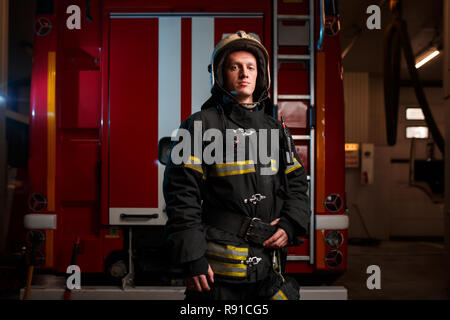 Foto de bombero adulto con casco en las manos sentado en el camión de  bomberos: fotografía de stock © yacobchuk1 #396887048