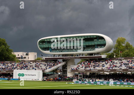 El J. P. Morgan Media Center que destaca sobre un oscuro cielo tormentoso durante la Inglaterra v India 2018 Test match en el Lords.