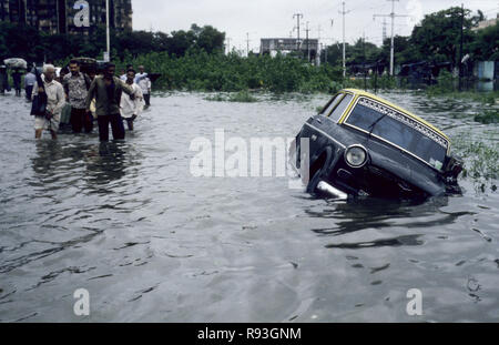 Taxi sumergido en agua de lluvia inundando la calle en la temporada del monzón Bombay Mumbai Maharashtra India monzón indio Asia Asia Foto de stock