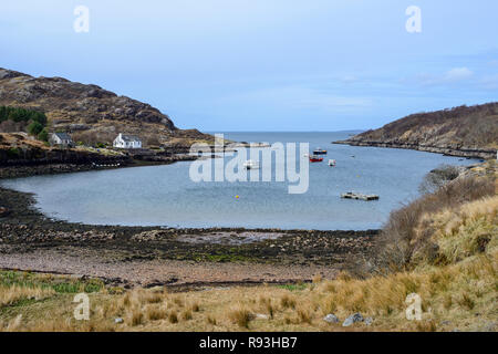 La pequeña aldea de Ardheslaig en una ensenada protegida al Loch Torridon, península de Applecross, Wester Ross, Región de tierras altas, Escocia Foto de stock