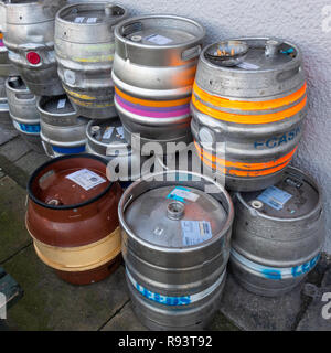 Una pila de aluminio vacíos barriles de cerveza fuera una macro Pub espera colección Foto de stock