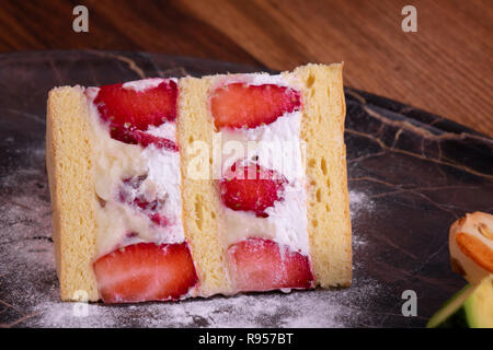 Tarta de fresa en la placa de mármol sobre la mesa de madera Foto de stock