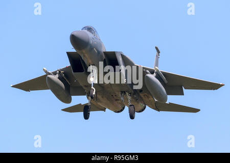 LEEUWARDEN, PAÍSES BAJOS - Apr 19, 2018: US Air Force jet de combate F-15 Eagle avión en aproximación final para aterrizar en la base aérea durante exerci Leeuwarden.