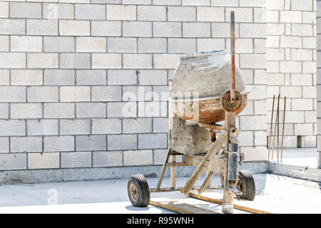 Una Pequeña Hormigonera Portátil En El Sitio De Construcción Fotos