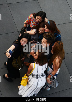 Un grupo selfie en la azotea de la King Power torre Mahanakhon en Bangkok. Foto de stock