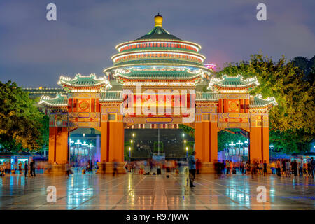 Vista nocturna de la Gran Sala de la plaza del pueblo en Chongqing, China