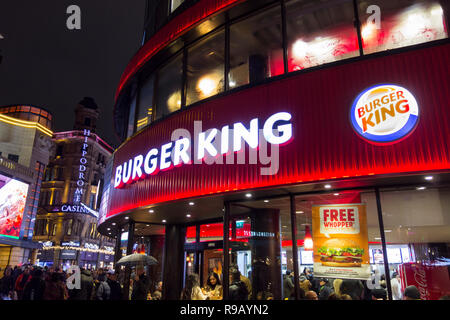 El exterior del restaurante de comida rápida Burger King en Leicester Square durante la noche. Foto de stock