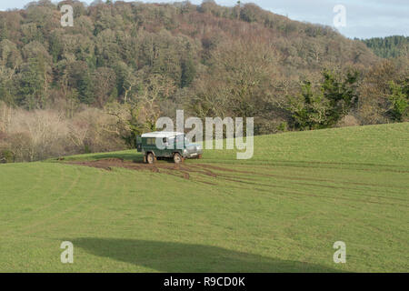 Landrover off road en el campo Foto de stock