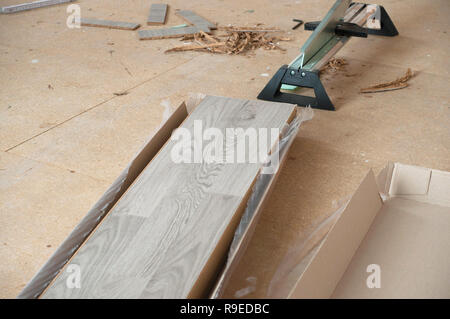 guillotina para cortar el laminado del suelo de madera Fotografía de stock  - Alamy