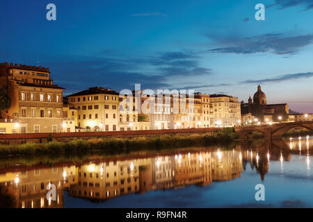 Vista nocturna de terraplén del río Arno, en Florencia, Toscana, Italia Foto de stock