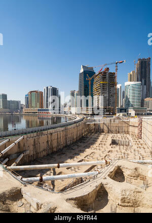 Gran Excavación para la nueva fundación de sótano y construcción en la Bahía de negocios de Dubai, EAU Foto de stock