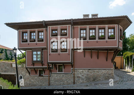 Calles empedradas y casas tradicionales en el casco antiguo de la ciudad de Plovdiv Bulgaria Foto de stock