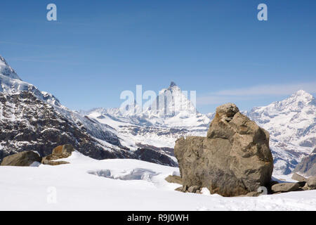 La cordillera del Monte Rosa y el pico de la montaña Matterhorn, en los Alpes Suizos sobre Zermatt en invierno Foto de stock