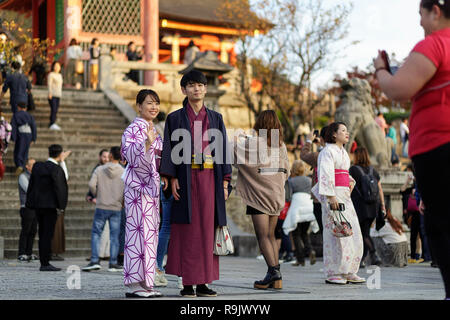 Pareja japonesa vistiendo la vestimenta tradicional japonesa, posando para la foto, Kyoto, Japón Foto de stock