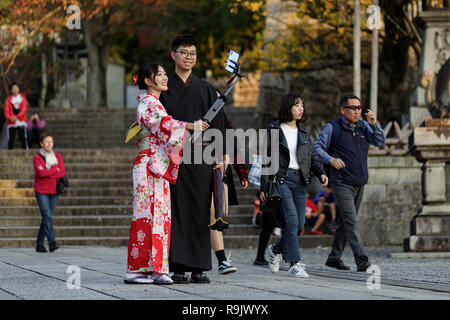 Pareja japonesa vistiendo la vestimenta tradicional japonesa, teniendo selfie con el smartphone, Kyoto, Japón Foto de stock