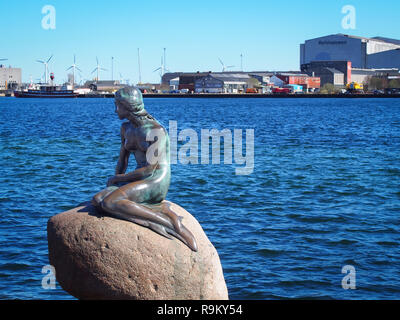 Copenhague, Dinamarca, 11 de abril de 2016: la estatua de bronce de la Sirenita por Edvard Eriksen