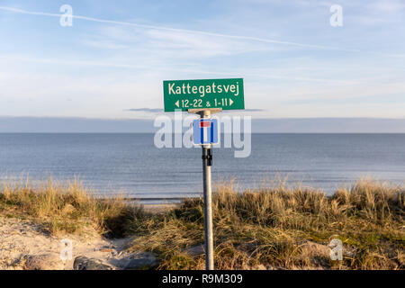 Kattegatsvej, nombre de la calle firmar por la playa, con el mar (Kattegat) en el fondo; Saeby, Dinamarca Foto de stock