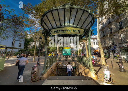 Estación de metro Abbesses en Montmartre, París, la entrada cubierta de cristal de la estación o édicule fue diseñado por Héctor Guimard, París, Francia Foto de stock