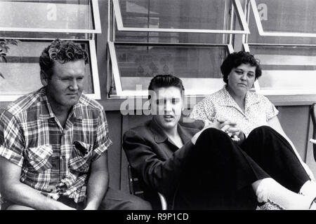 Elvis Presley, con sus padres, Vernon Presley y Gladys Presley, circa 1958 Archivo de referencia # 33635 828tha Foto de stock
