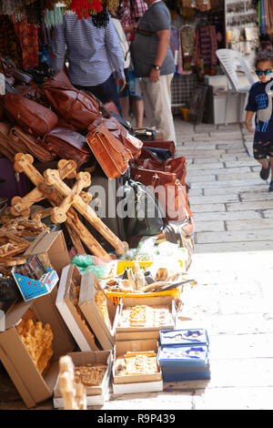 Se cala a rutas a través de la Ciudad Vieja de Jerusalén en el Barrio Cristiano en Israel Foto de stock