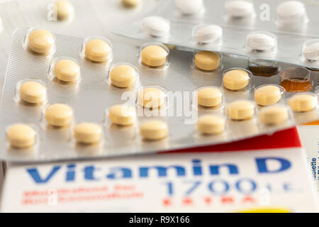 Paquetes de tabletas de vitamina D, la preparación está destinada a complementar la deficiencia de vitamina D, por el bajo nivel de radiación solar, por ejemplo, en invierno, Foto de stock