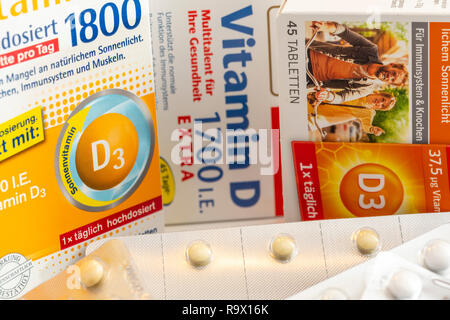 Paquetes de tabletas de vitamina D, la preparación está destinada a complementar la deficiencia de vitamina D, por el bajo nivel de radiación solar, por ejemplo, en invierno, Foto de stock