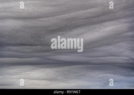 Pensativo gris formando nubes de tormenta en una noche. En la zona de tierras altas en el Reino Unido. Foto de stock