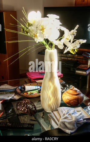 Orquídeas blancas artificiales atrapar la luz solar en jarrón impresa en 3D  Fotografía de stock - Alamy