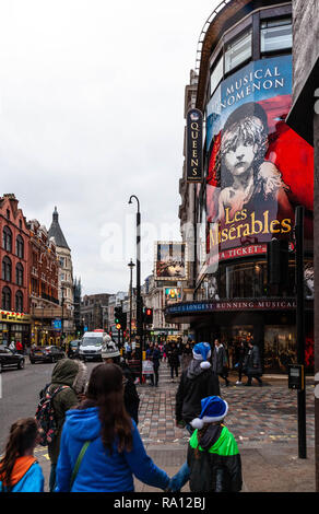 El distrito de teatros del West End, Shaftesbury Avenue, Londres, la ciudad de Westminster, W1, Inglaterra, Reino Unido. Foto de stock