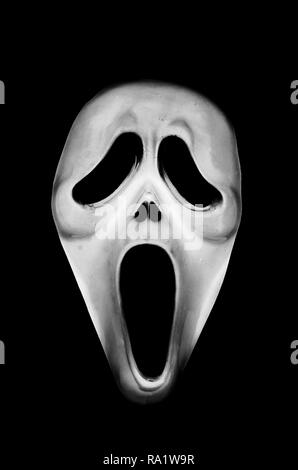 Máscara aterradora de miedo sobre un fondo negro Foto de stock