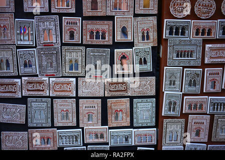 Alhambra fridge magnets souvenirs en venta en Granada, España.