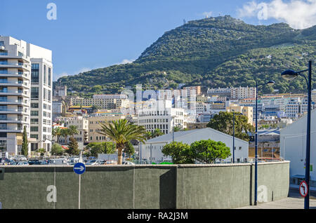 Gibraltar, Territorio Británico de Ultramar - Noviembre 8, 2018: El Peñón de Gibraltar y una ciudad densamente poblada área residencial con apartamentos Foto de stock