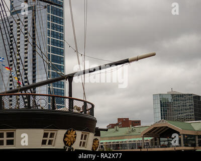 Bauprés de un histórico barco fragata clásica en una moderna zona turística Foto de stock