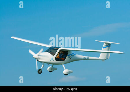 Francia, Bas-Rhin (67), Haguenau, nueva luz avión con motor eléctrico Pipistrel Alpha-Electro Foto de stock