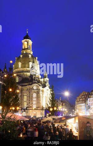 Dresde: Iglesia Frauenkirche (Iglesia de Nuestra Señora), la plaza Neumarkt, Mercado de Navidad en Sajonia, Sajonia, Alemania
