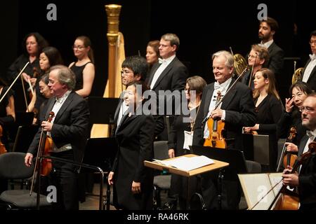 Conductor de Corea del Sur Shiyeon cantado con la Staatsorchester Rheinische Philharmonie, concierto del Musik-Institut-Koblenz Foto de stock